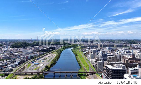 都会の青空と河川敷│鶴見川を渡る鉄道と大綱橋の風景│ドローン鳥瞰 136419349