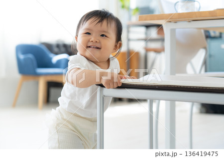 赤ちゃん つかまり立ち 赤ちゃん つかまり立ち 136419475