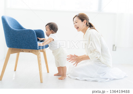 家赤ちゃん つかまり立ち 136419488