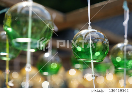 夏を彩る涼しげな風鈴	 136419562