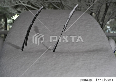 雪の積もった車のフロントガラス 136419564