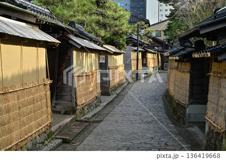 晩秋の金沢長町武家屋敷跡 136419668