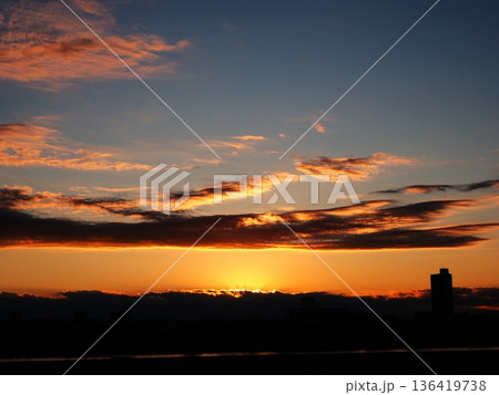 美しい夕焼け空に浮かぶ雲 美しい夕焼け空に浮かぶ雲 136419738