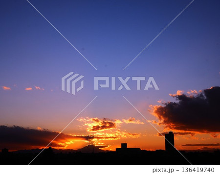 美しい夕焼け空に浮かぶ雲 美しい夕焼け空に浮かぶ雲 136419740