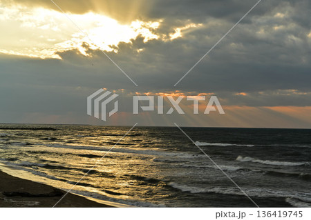 晩秋の内灘海岸の夕焼け 晩秋の内灘海岸の夕焼け 136419745