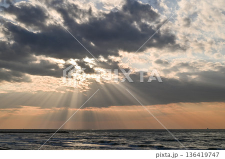 晩秋の内灘海岸の夕焼け 晩秋の内灘海岸の夕焼け 136419747