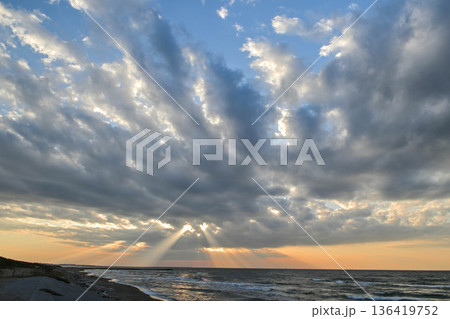 晩秋の内灘海岸の夕焼け 晩秋の内灘海岸の夕焼け 136419752