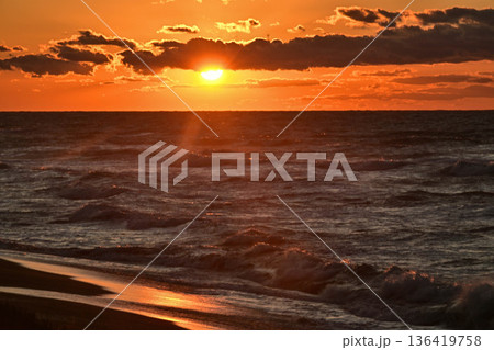 晩秋の内灘海岸の夕焼け 晩秋の内灘海岸の夕焼け 136419758