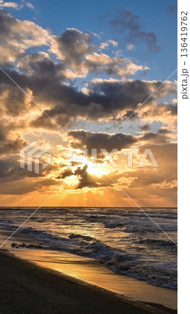 晩秋の内灘海岸の夕焼け 晩秋の内灘海岸の夕焼け 136419762