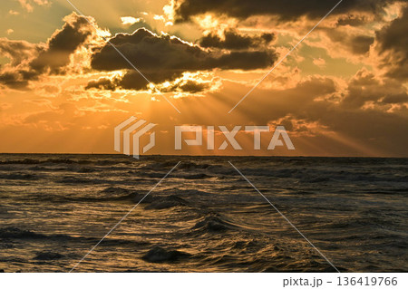 晩秋の内灘海岸の夕焼け 晩秋の内灘海岸の夕焼け 136419766