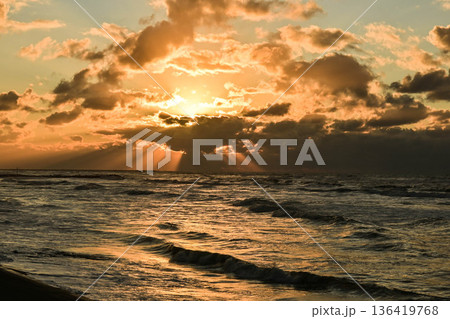 晩秋の内灘海岸の夕焼け 晩秋の内灘海岸の夕焼け 136419768