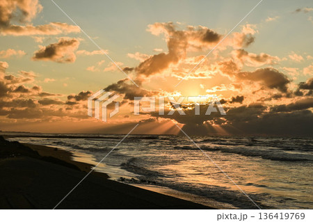 晩秋の内灘海岸の夕焼け 晩秋の内灘海岸の夕焼け 136419769