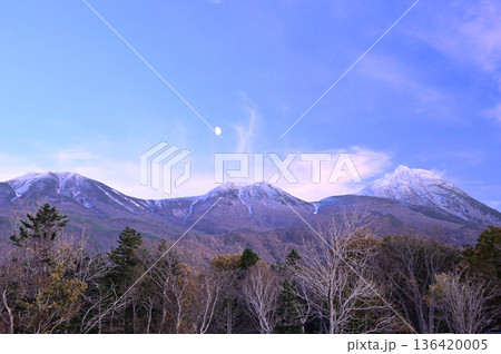 知床連山と月 136420005