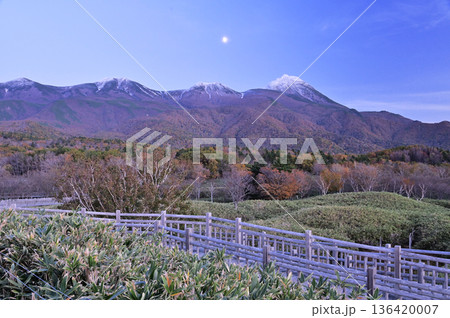 知床連山と月 136420007