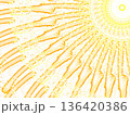 黄色の光線が太陽から輝く 136420386