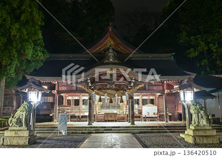 晩秋の白山比咩神社の紅葉 136420510