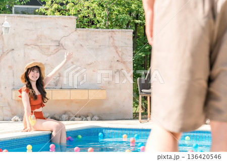 夏休みにプールで遊ぶ女性(旅行・リゾート・バカンス・バケーション) 夏休みにプールで遊ぶ女性(旅行・リゾート・バカンス・バケーション) 136420546