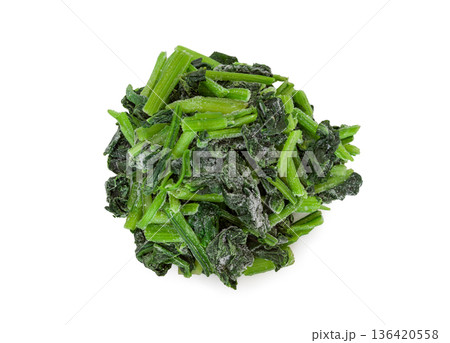 便利な冷凍野菜、ホウレン草【白背景・切り抜き】 便利な冷凍野菜、ホウレン草【白背景・切り抜き】 136420558