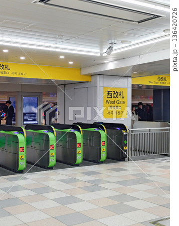 JR新宿駅の西改札③ 136420726