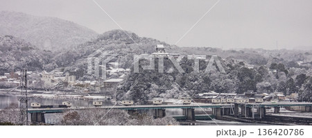 国宝犬山城のの雪景色 国宝犬山城のの雪景色 136420786