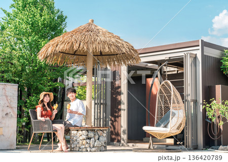 新婚旅行,バカンスで海外へ来た若いアジア人カップルの男女 136420789