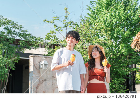 新婚旅行,バカンスで海外へ来た若いアジア人カップルの男女 136420791