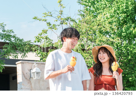 新婚旅行,バカンスで海外へ来た若いアジア人カップルの男女 136420793