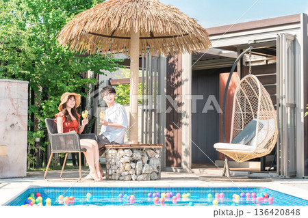 新婚旅行,バカンスで海外へ来た若いアジア人カップルの男女 新婚旅行,バカンスで海外へ来た若いアジア人カップルの男女 136420848
