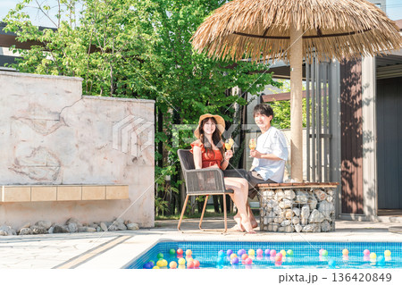 新婚旅行,バカンスで海外へ来た若いアジア人カップルの男女 新婚旅行,バカンスで海外へ来た若いアジア人カップルの男女 136420849