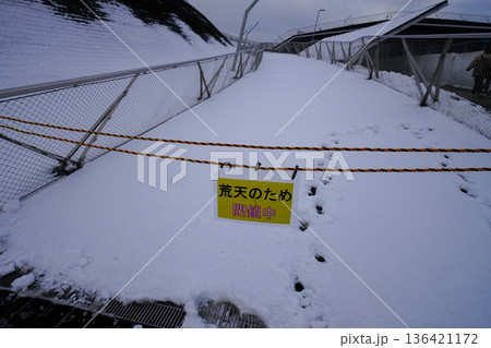 雪により閉鎖中の道 136421172