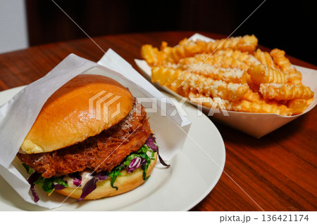 チキンバーガーとフライドポテト 136421174