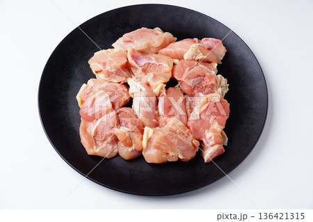 生鶏もも肉　食材 136421315