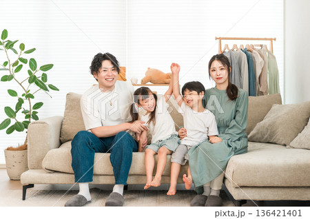 リビングのソファに座る家族,親子,ファミリー,4人家族 リビングのソファに座る家族,親子,ファミリー,4人家族 136421401