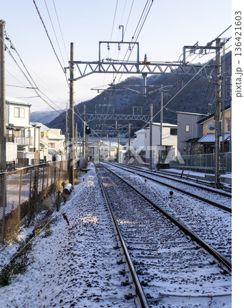 雪が積もり凍結した線路 雪が積もり凍結した線路 136421603