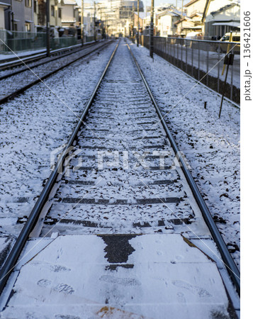 雪が積もり凍結した線路 雪が積もり凍結した線路 136421606