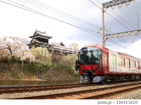 近鉄橿原線の電車が郡山城跡の石垣に咲く桜を横目に通過中 136421620