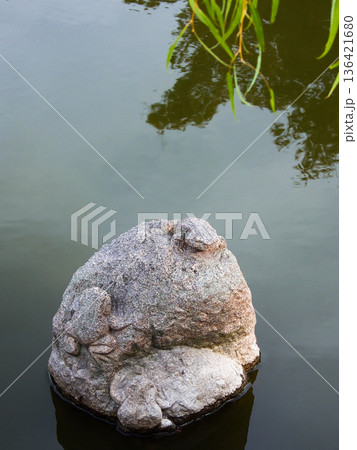 東寺 小野道風ゆかりの柳とカエル(彫刻) 東寺 小野道風ゆかりの柳とカエル(彫刻) 136421680