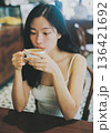 珈琲店でコーヒーを飲む一人の若い女性 136421692