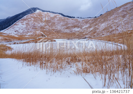 雪景色の曽爾高原 雪が積もったお亀池を取り囲む高原の山々 雪景色の曽爾高原 雪が積もったお亀池を取り囲む高原の山々 136421737