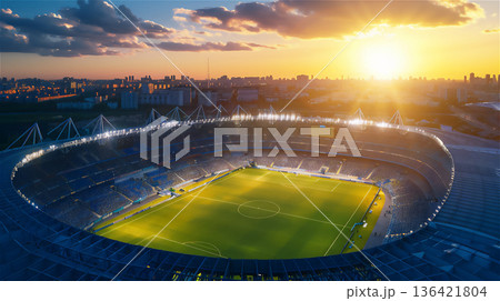 夕暮れのスタジアムとサッカー場 136421804