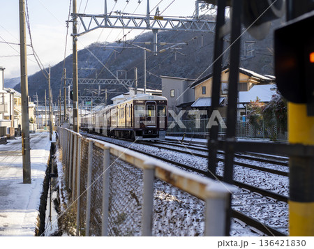 雪で凍結した線路を走る能勢電鉄の7200系電車 雪で凍結した線路を走る能勢電鉄の7200系電車 136421830