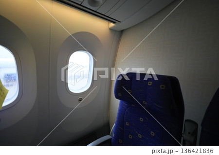 飛行機内 飛行機内 136421836