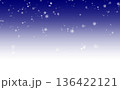 静かに舞い散る雪の背景素材 136422121