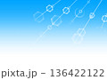 青い空と差し込む太陽の光 136422122
