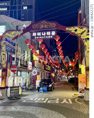韓国釜山  釜山駅前 賑わう繁華街 136422171