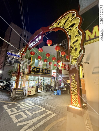 韓国釜山  釜山駅前 賑わう繁華街 136422172