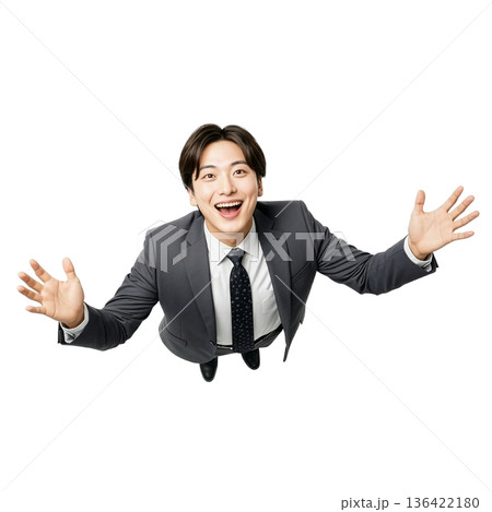 両手を広げて上を見上げる興奮した若い日本人ビジネスマン（透過） 136422180