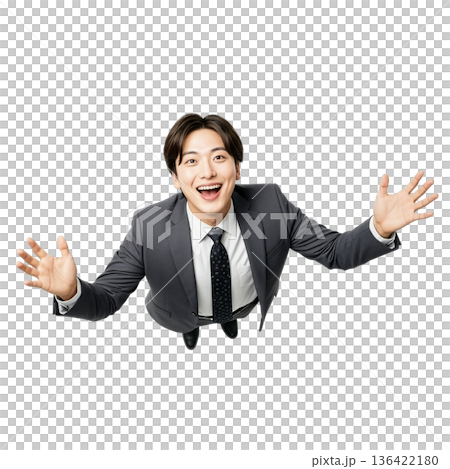 両手を広げて上を見上げる興奮した若い日本人ビジネスマン（透過） 136422180