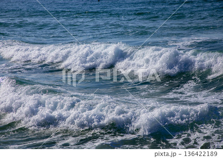 福岡市の雁ノ巣砂丘（奈多の海岸）の白波がたつ風景 136422189