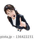 笑顔で指を差し案内する日本の女性コールセンターオペレーター（俯瞰・切り抜き・コピースペース・透過） 136422231